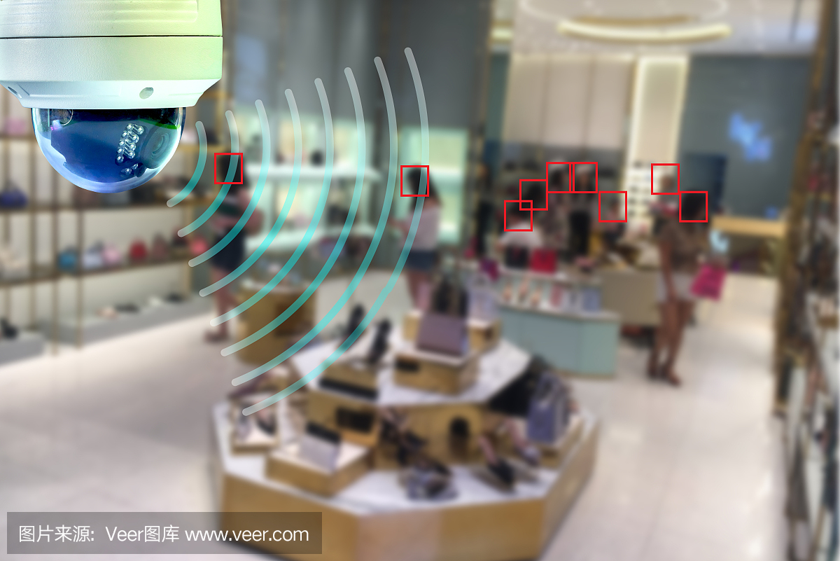 一個(gè)圓頂CCTV紅外攝像頭技術(shù)4.0在購物中心看安全區(qū)域的人顯示標(biāo)識(shí)與檢查和追求在綠色盒子安全區(qū)域的人